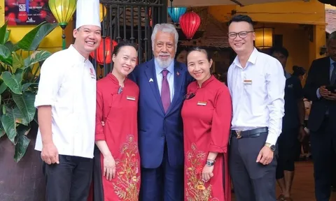 Thủ tướng Timor-Leste vào bếp làm nem cua bể trong nhà hàng Hà Nội