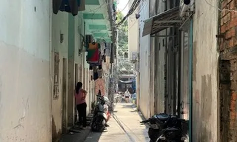 Phát hiện cô gái 22 tuổi nằm trên nệm, có dấu hiệu bất thường