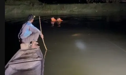 Tìm thấy thi thể 2 mẹ con dưới sông sau nhà