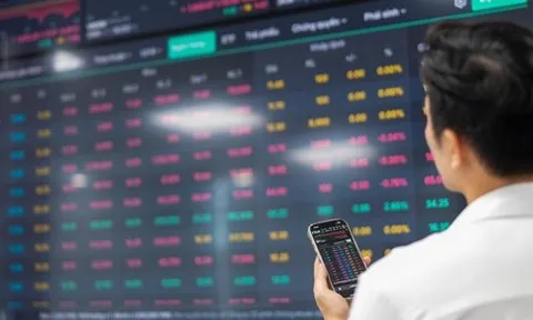 Bộ 3 cổ phiếu họ Vingroup kéo hơn 33 điểm cho VN-Index