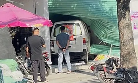 Xe van tông sập cửa cuốn siêu thị mini ở TPHCM
