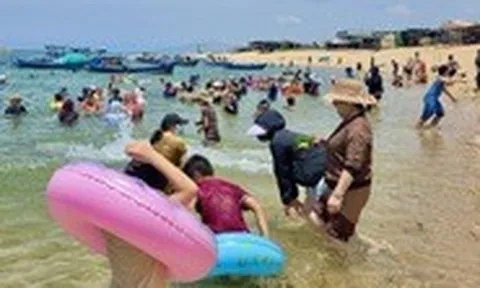 Tắm biển giữa trưa Tết Đoan ngọ, người dân mang theo lá thơm, đem nước biển về nhà