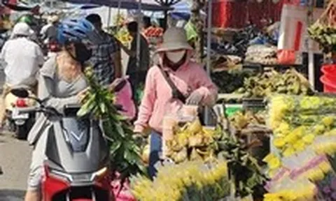 Tiểu thương ngóng khách Tết Đoan ngọ, bánh ú, trái cây  ê hề