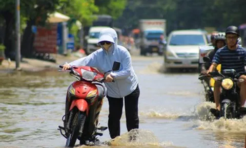 Cảnh tượng tát nước, dắt xe trên con đường được đầu tư 93 tỷ đồng để cải tạo, chống ngập