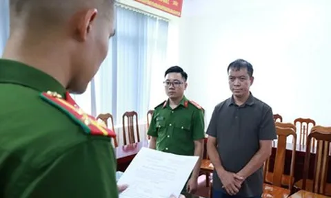 Người đàn ông nhận ốp gỗ vào nhà dân, chờ trục lợi hàng tỷ đồng tiền đền bù