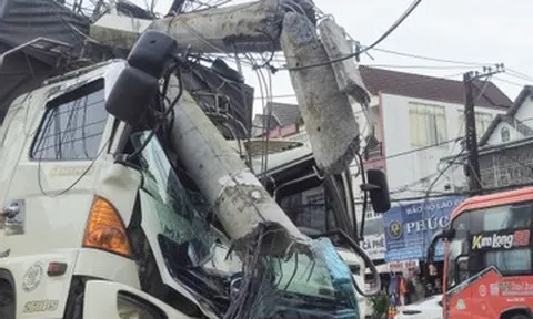 Ô tô tải chở 12 tấn cà phê bất ngờ tự trôi, tông nhiều xe, húc gãy trụ điện