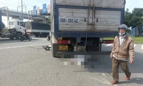Xe tải ôm cua cuốn cô gái vào gầm, kéo lê khiến nạn nhân tử vong
