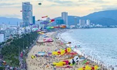 Diều khổng lồ bay rợp trời biển Quy Nhơn