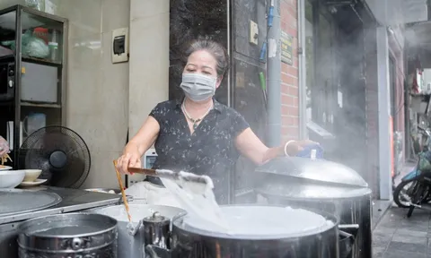 Quán bánh cuốn 'toàn khách Tây' ở Hà Nội