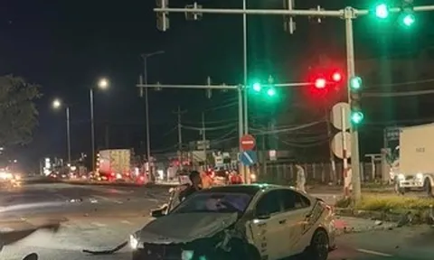 Ô tô tông xe máy dừng đèn đỏ, đôi nam nữ tử vong