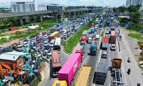 Quốc lộ 1 ùn tắc 5km vì 'điểm nghẽn' ở cửa ngõ phía Đông TPHCM