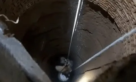 Cảnh sát đu dây xuống giếng sâu 30m để cứu người mắc kẹt