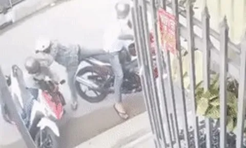 Clip kẻ cướp giật bằng được dây chuyền của người phụ nữ ngay trước cửa nhà trọ