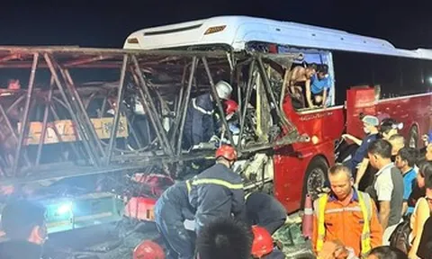 Xe khách 'găm' chặt đuôi xe đầu kéo trên cao tốc, tài xế tử vong