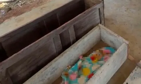 Hai chị em sang nhà hàng xóm chơi, người mẹ đi tìm phát hiện chuyện đau lòng