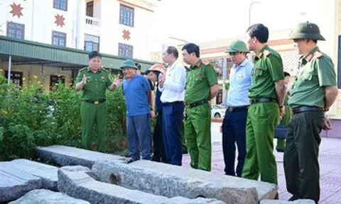 Sau phá án trộm đá cầu cổ, Đại tá Bùi Trung Thành trực tiếp trao trả hiện vật
