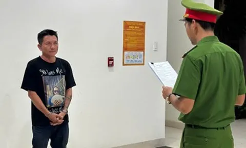 Tạm giữ người đàn ông tông ô tô vào quán nhậu, chống đối lực lượng chức năng