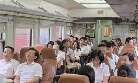 Có gì trên 'Đoàn tàu Bạch Mai' đưa 1.200 y bác sĩ đi làm giữa Hà Nội - Ninh Bình?