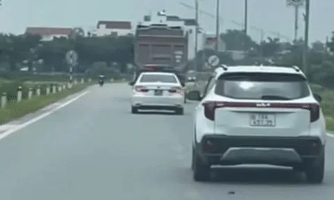 Nam tài xế lái ô tô đầu kéo bỏ chạy khi CSGT ra hiệu lệnh dừng xe