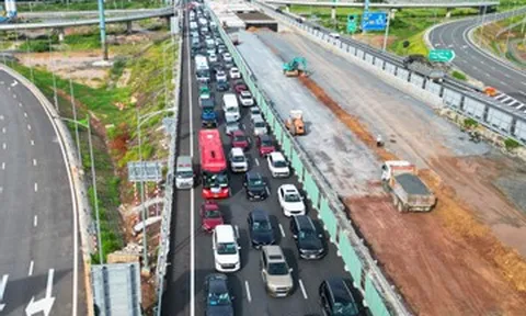 Cao tốc qua Đồng Nai ùn tắc 5km cuối tuần, tài xế ô tô đổi lộ trình nhưng bất lực