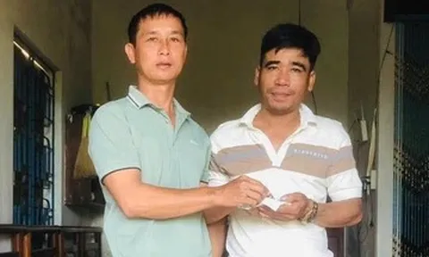 Nhặt túi chứa vàng trước chợ, vợ chồng Thôn đội trưởng trả lại người đánh rơi