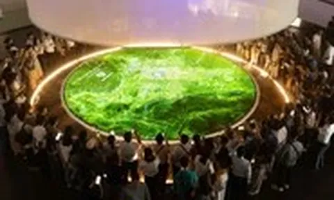 Hàng ngàn người đổ về Bảo tàng Hà Nội, xếp hàng xem bản quy hoạch thủ đô tầm nhìn 100 năm