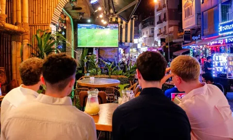 Mùa quán ăn, cà phê 'hốt bạc' nhờ World Cup