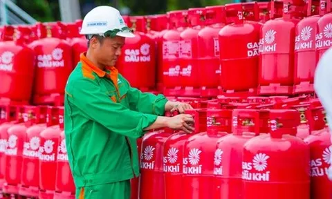 Giá gas vừa giảm khoảng 70.000 đồng/bình 12kg, nhưng cánh nội trợ vẫn buồn vì 'chưa thấm vào đâu'