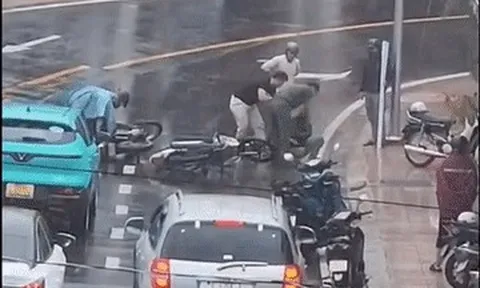 Tấn công người đang dừng đèn đỏ, cướp xe máy