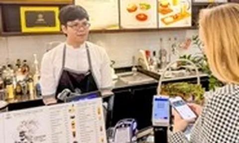 Du khách Singapore đến Việt Nam quét QR thanh toán dễ dàng