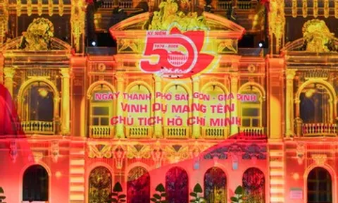 TPHCM: Tòa nhà hơn 100 năm tuổi rực sáng với màn trình chiếu 3D mapping khổng lồ