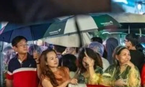 Mưa nhưng hàng ngàn người vẫn đổ về trung tâm ngắm pháo bông mừng 50 năm thành phố mang tên Bác