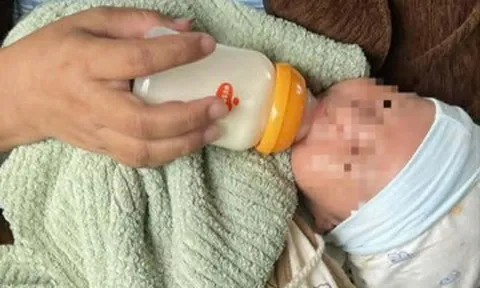 Bé trai 1 tháng tuổi bị bỏ rơi trong giỏ nhựa màu trắng bên đường