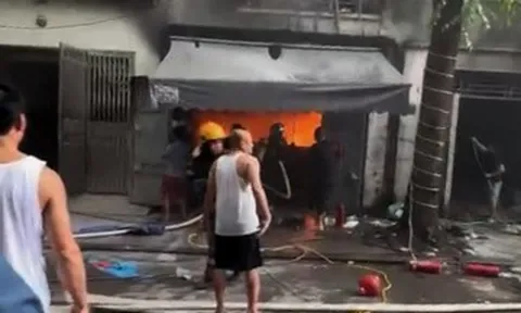 Cháy biệt thự liền kề ở Hà Nội, nghi có người mắc kẹt