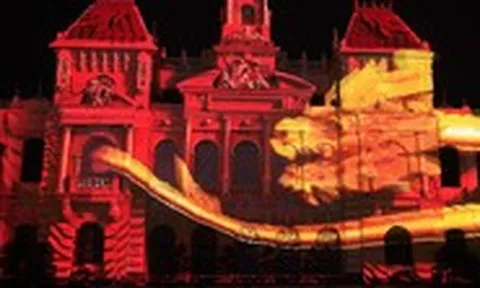 Hàng ngàn người dân và du khách đội mưa xem 3D mapping trước trụ sở UBND TP.HCM