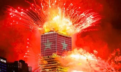 Pháo hoa rực sáng bầu trời TPHCM mừng 50 năm thành phố mang tên Bác