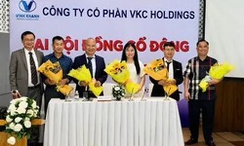 Chủ tịch HĐQT đề xuất tăng thù lao gấp 5 lần vì “không đủ chi phí đi máy bay”, công ty sau đó bị phong tỏa tài khoản ngân hàng