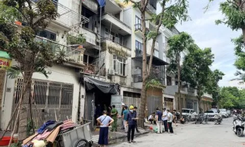 Cảnh sát khám nghiệm hiện trường vụ cháy biệt thự khiến 2 người tử vong ở Hà Nội