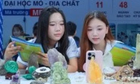 Thí sinh hào hứng giám định kim cương, rê bóng như Messi ở ngày hội chọn nguyện vọng