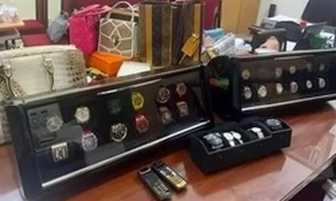Thu loạt xe sang, hàng chục đồng hồ xa xỉ, túi xách hàng hiệu tại nhà bạn gái của Mr Pips