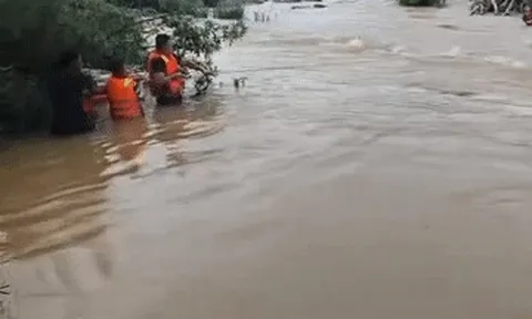 Nữ sinh 11 tuổi mặc kẹt trên tảng đá giữa sông khi cùng bạn đi tắm