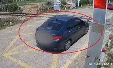 Lái ô tô vượt đường ngang khi đèn đỏ đã bật, nữ tài xế khai gì?