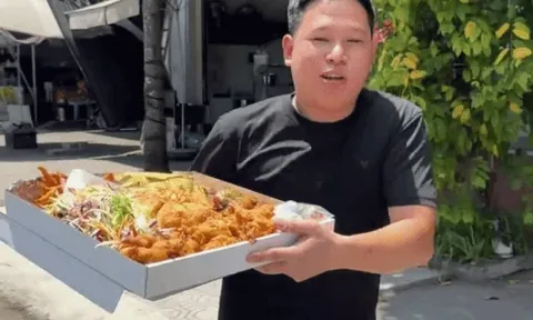 12h trưa, hàng quán thi nhau 'chạy quảng cáo' giữa đường
