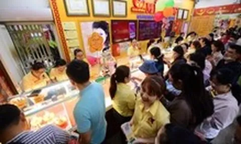 Đọc nhanh 6-7: Giá vàng tăng sát mốc 4.200 USD; hủy niêm yết doanh nghiệp 66 tuổi ở TP.HCM