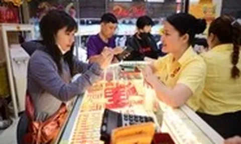 Đọc nhanh 7-7: Giá vàng giảm; Một công ty ở TP.HCM bị phong tỏa 155 triệu đồng trong ngân hàng