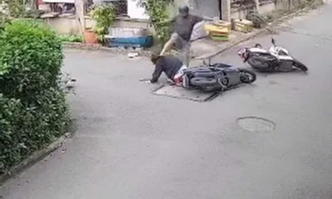 Người đàn ông đạp vào đầu cô gái sau va chạm giao thông