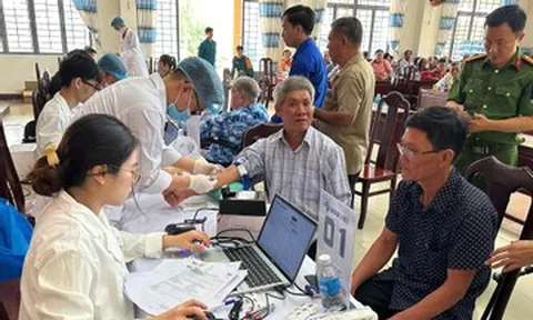 Người nhận là em ruột liệt sĩ Huỳnh Văn Quên đã được lấy mẫu ADN
