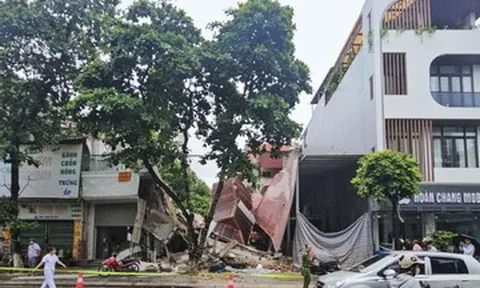 Hai căn nhà liền kề của cùng một chủ bất ngờ đổ sập