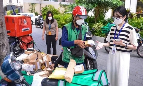 Xăng dầu giảm, vì sao cước chuyển phát vẫn cao?