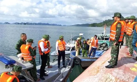 Lật tàu trên vùng biển Vân Đồn, hai anh em ruột mắc kẹt mới tìm được một người